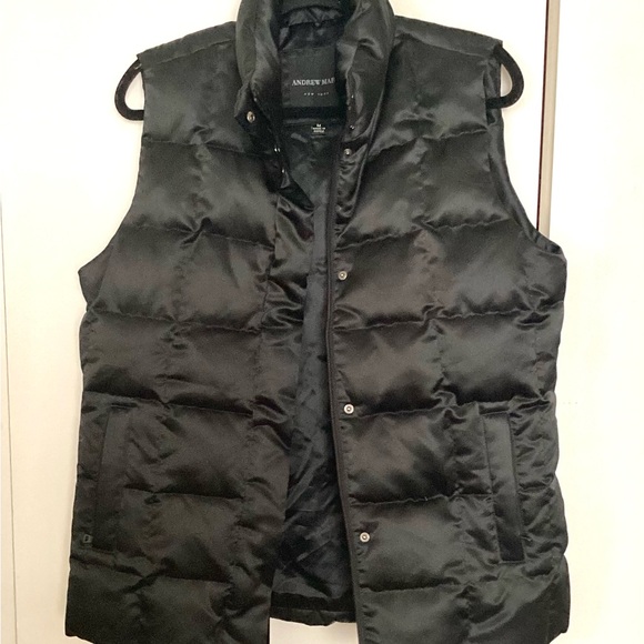 Womens puffer vest. New. Medium - Picture 2 of 3